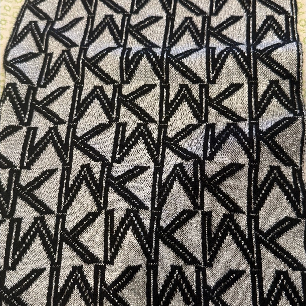 Michael Kors Black and White Logo Reversible Patterned Scarf Unisex - Picture 3 of 11